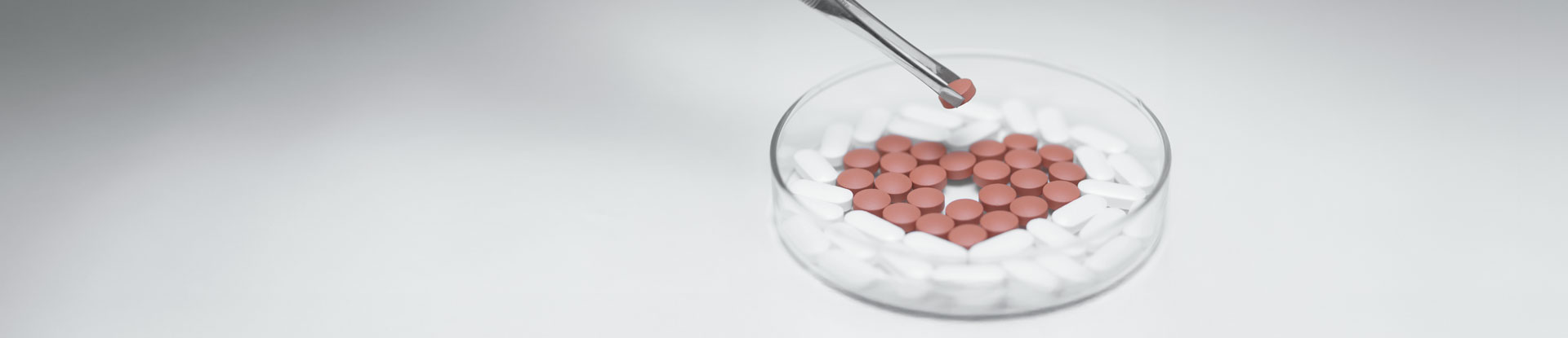 Banner institucional da Farmácia Extrato mostrando o lado humano do atendimento personalizado. O texto destaca os 33 anos de tradição em manipulação e o compromisso com o cuidado único para cada cliente.