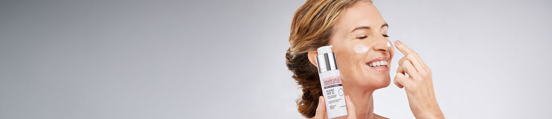 Banner publicitário da linha cosmética Melotime apresentando o Blend Vitamina C de alta performance. A imagem destaca a textura do produto e comunica os benefícios de luminosidade e uniformidade para o cuidado com a pele.